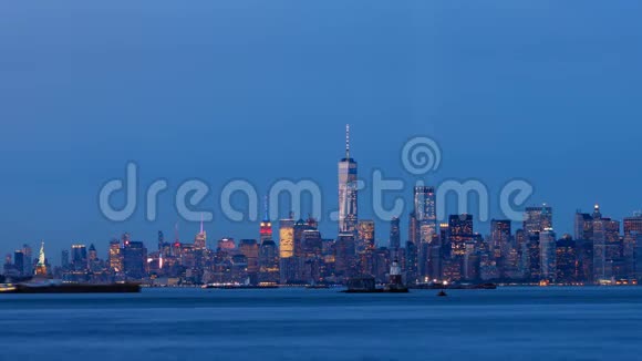 曼哈顿下城黄昏时分两束灯光从光中的贡品射来纽约市视频的预览图