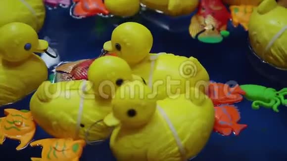 很多玩具鸭子漂浮在水面上黄色的鸭子玩具很可爱视频的预览图