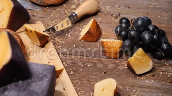 食物录像最高的视野拍摄在坚硬美味的奶酪放在木切割板上餐厅豪华食品视频的预览图