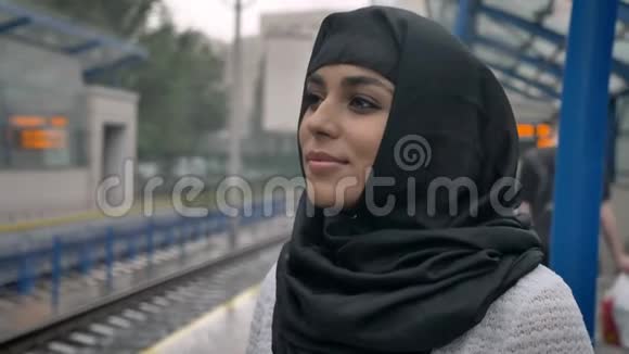 戴头巾的年轻穆斯林妇女正在等待火车宗教观念城市观念视频的预览图