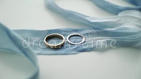 两枚蓝丝带结婚戒指视频的预览图