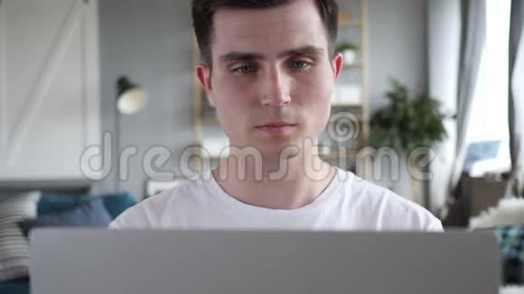 头痛关闭紧张的人在笔记本电脑上工作视频的预览图