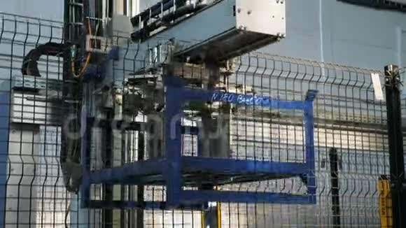 现代机器人在工厂传送蓝色细节视频的预览图