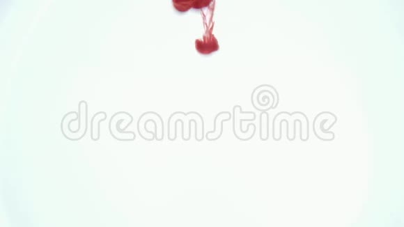 红色的水滴波浪和云彩的墨水在水中创造了动态的形状液体中颜色的影响拍摄于白色的工作室视频的预览图