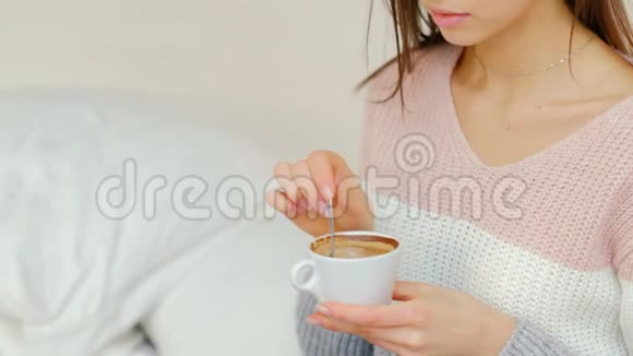 早晨能源热饮女孩搅拌咖啡视频的预览图