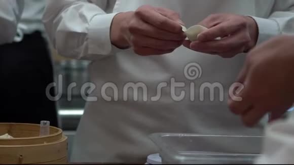慢动作厨师团队烹饪传统食物厨师包饺子视频的预览图