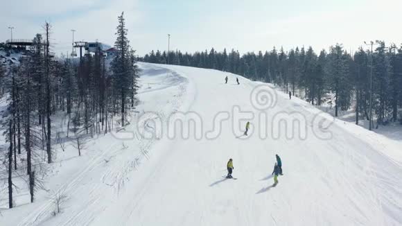 在山上滑雪和滑雪的人的俯视图镜头滑雪场在滑雪板上活动休息视频的预览图