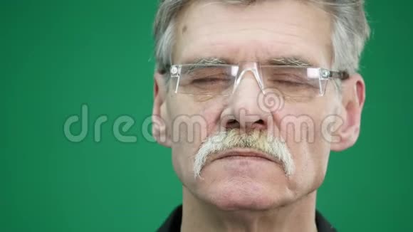 老人晒掉绿色背景的眼镜视频的预览图