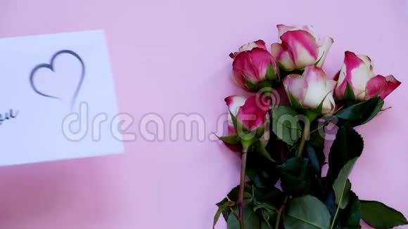 为您准备的贺卡和粉色板上的鲜花俯视图视频的预览图