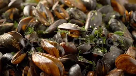 滑过用草药烹制的海蚌视频的预览图