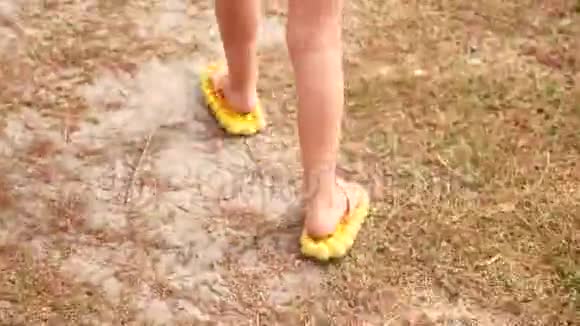 孩子们沙滩上穿着橡胶拖鞋的腿视频的预览图