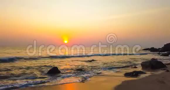 美丽的日落在海上与棕榈树海岸视频的预览图