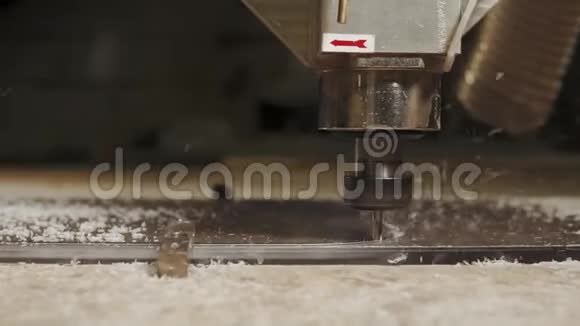 锯床刀片特写切割塑料板视频的预览图