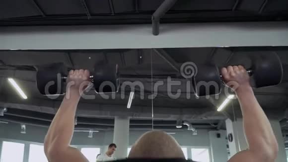 健身房里有两个运动员视频的预览图
