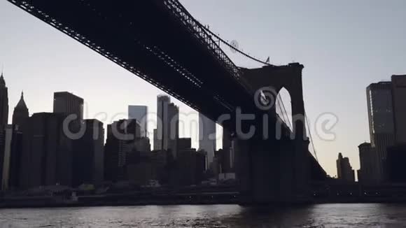 曼哈顿下城天际线与一个世界贸易中心从船在东河下布鲁克林拍摄视频的预览图