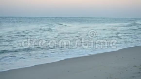 浅蓝色的海洋海水颜色和海岸的沙滩视频的预览图