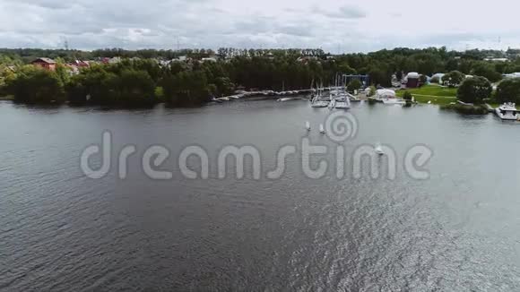 城湖上的一个小海湾看到码头和停泊在上面的船视频的预览图