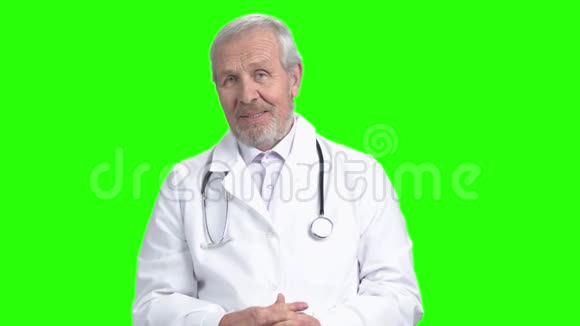 高级医生和你谈话的肖像视频的预览图