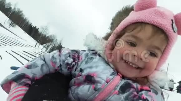 冬休闲娱乐理念幸福小姑娘滑下山上雪管视频的预览图