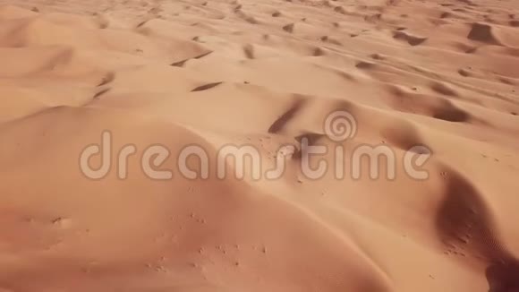 4阿布扎比沙漠的鸟瞰沙丘UAE视频的预览图
