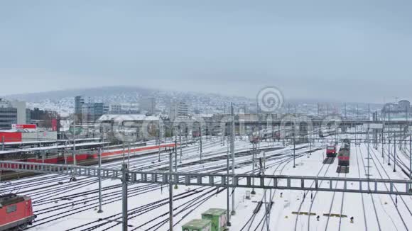 雪中的火车和铁轨视频的预览图