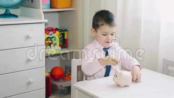 小男孩数着储蓄罐里积累的钱视频的预览图