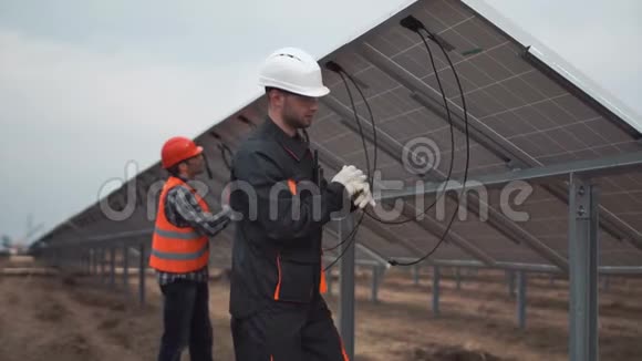 建筑工人用电线工作视频的预览图