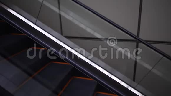 现代自动扶梯的侧视图视频的预览图
