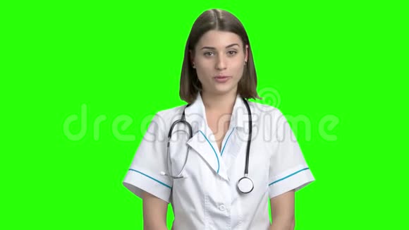 女医生画像开药方视频的预览图