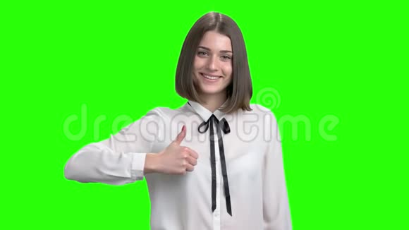 可爱的女孩竖起了两个大拇指视频的预览图
