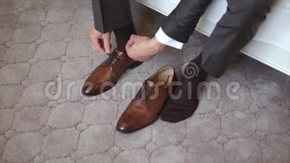 一个男人穿上鞋子视频的预览图