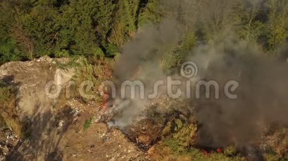 森林附近的垃圾场燃烧生态差排放到大气中视频的预览图