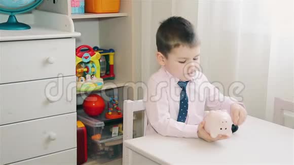 小男孩数着储蓄罐里的钱视频的预览图