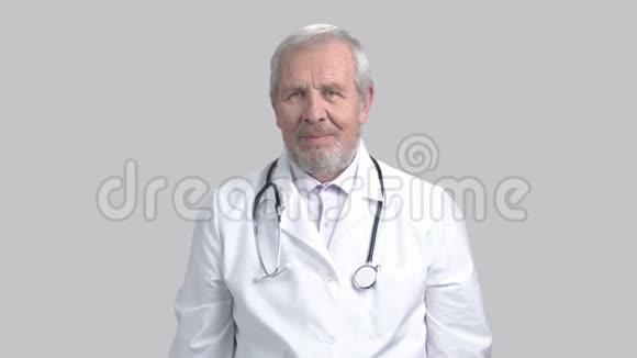 开朗的白种人医生提供药丸视频的预览图