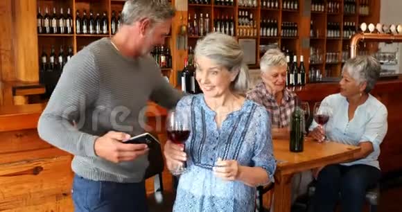 快乐的朋友在喝红酒4k的时候用手机自拍视频的预览图