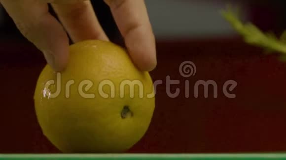 男人手旋转成熟美味的黄柠檬视频的预览图