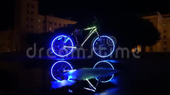 发光的自行车倒映在水中万圣节道具视频的预览图