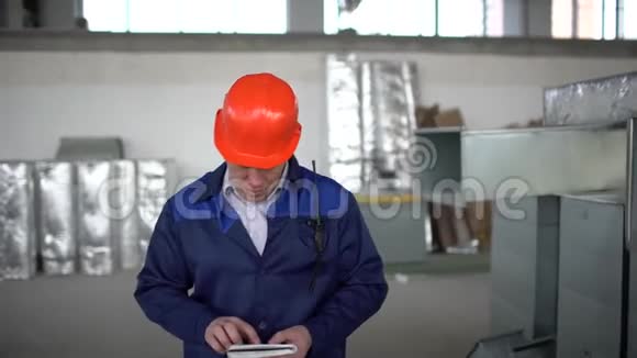 工程师施工主管建筑工人工人使用笔记本电脑在施工现场内工业波纹空气视频的预览图