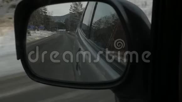 山体景观倒影在车侧后视镜冬季慢动作视频的预览图
