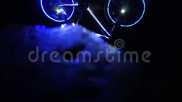 发光的自行车倒映在水中万圣节道具视频的预览图