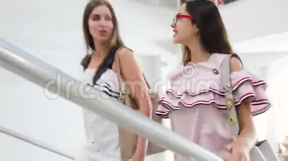 两个快乐的女孩在购物视频的预览图