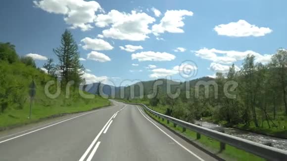山区的公路相机的移动4K天空和云彩视频的预览图