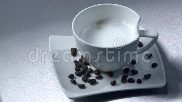一杯咖啡加咖啡粒视频的预览图