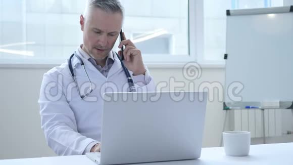 医生在电话中与病人健康讨论视频的预览图