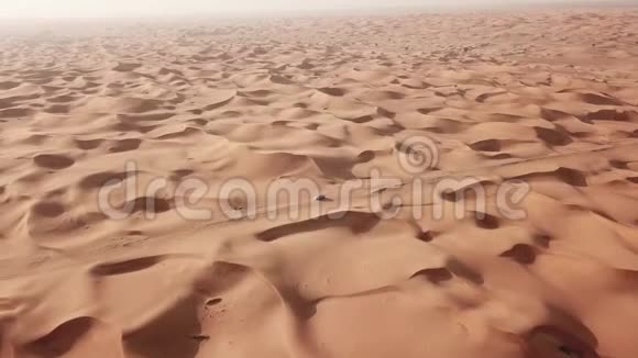 4阿布扎比沙漠的鸟瞰沙丘UAE视频的预览图