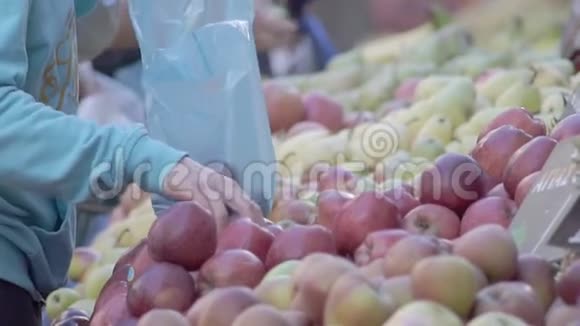 有环境危险胶袋的水果市场视频的预览图