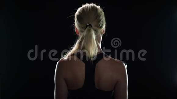 运动女子用哑铃慢动作训练健身运动模型视频的预览图