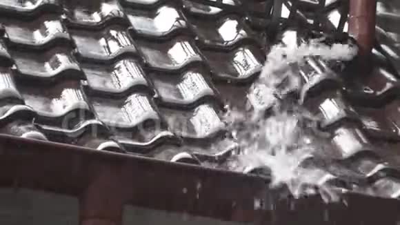 雨水从排水管里打出来视频的预览图