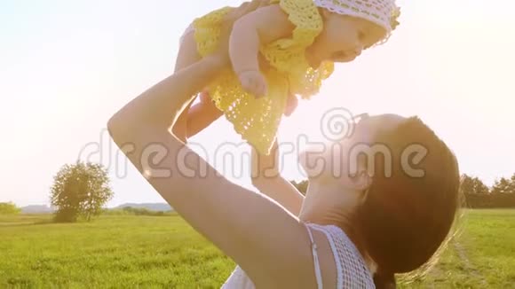 快乐妈妈抱着她的宝贝女儿慢镜头视频的预览图