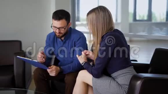 办公楼接待主要经理告诉客户他的建议女人专心听视频的预览图